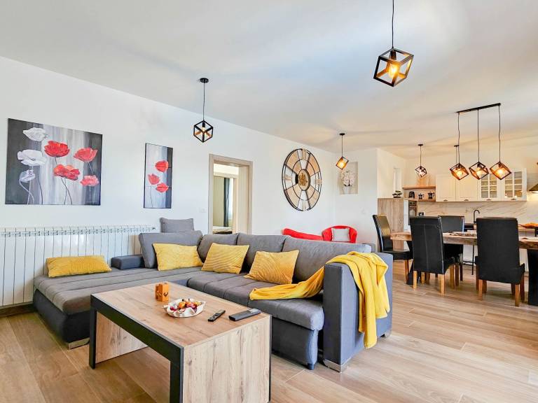 Vacation home with private pool, BBQ & patio | Dogs allowed — photo 4
