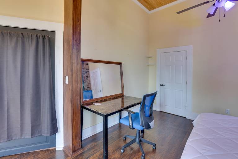 Walk to Courthouse Sq! Loft-Style Marshall Studio — photo 4