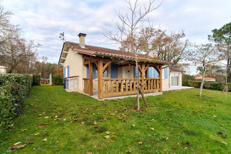 Holiday Home 'Gite Des 3 Étangs' with Private Terrace, Garden and Wi-Fi in Libourne