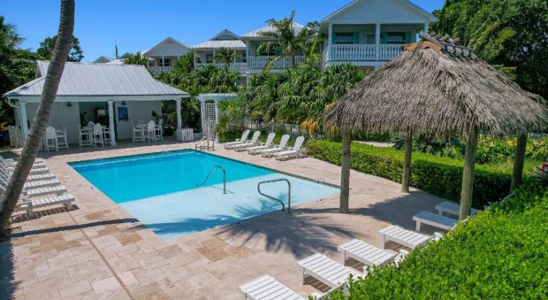 Villa with pool — photo 4