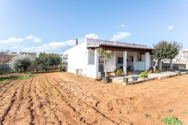 Villa with barbeque & garden | Garden view — photo 3