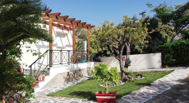 Rental apartment with patio in Sitia