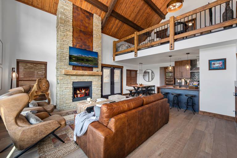 The Bear's Getaway - Jacuzzi, Indoor/Outdoor Fireplace, Fantastic Location! in Estes Park, CO