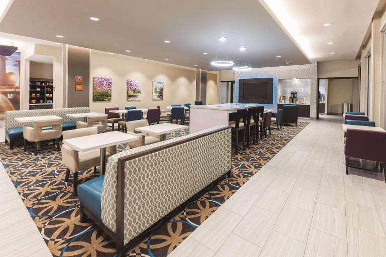 La Quinta Inn & Suites by Wyndham Terre Haute — photo 2