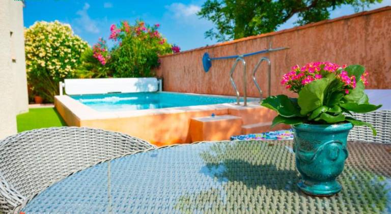 Villa with private pool, garden & barbeque in Balaruc-le-Vieux