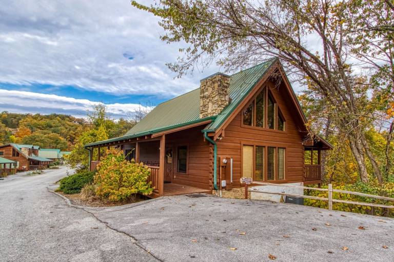 Cabin with private pool in Pigeon Forge, TN