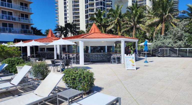 Stunning Beachfront condo in sunny Sunny Isles Beach with AC, fitness room, WiFi — photo 3