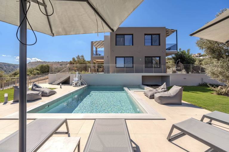 Villa with barbecue, terrace & private pool — photo 4