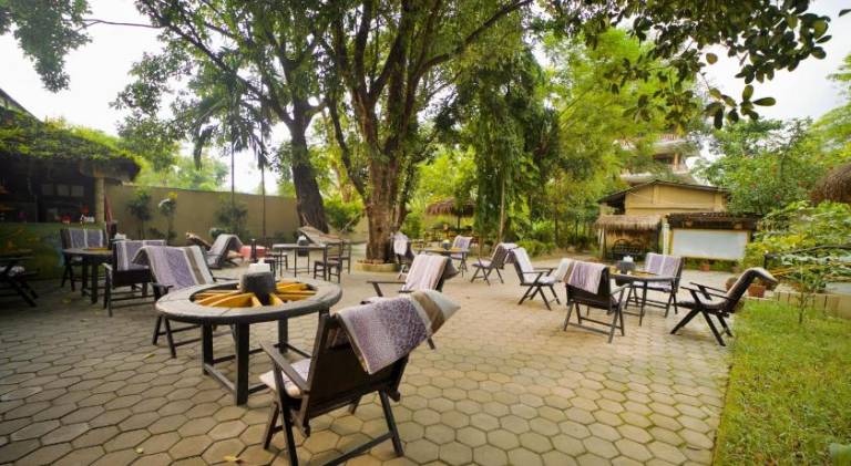 Lodge with terrace & yard | Pets are welcome — photo 4