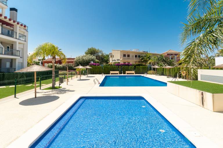 Children-friendly charming rental apartment with pool, patio & yard | Close to the beach | Pet-friendly — photo 3