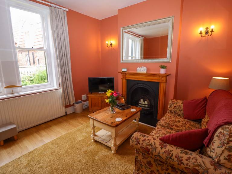 Cottage with garden — photo 4