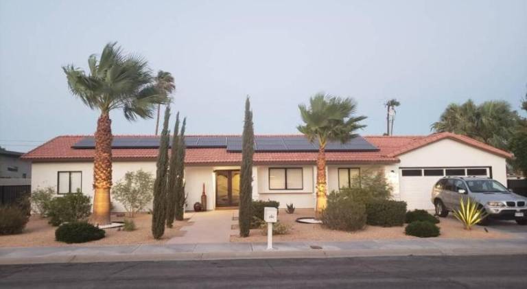 Fully equipped vacation home with private pool, barbecue & hot tub | Pets are welcome in Palm Springs, CA