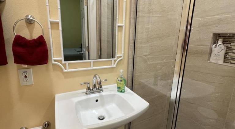 Room, Private Restroom and Entrance — photo 2