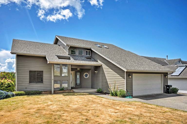 Chic Coos Bay Home w/ Pacific Ocean Views! — photo 3