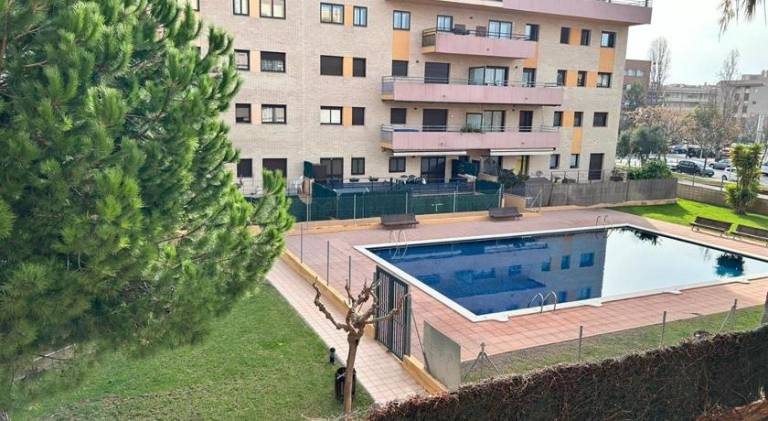 Apartment with private pool, yard & patio — photo 4