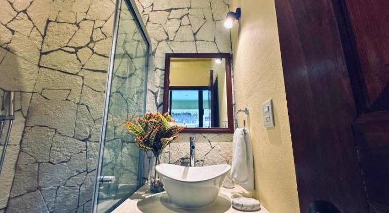 House with jacuzzi & pool — photo 2