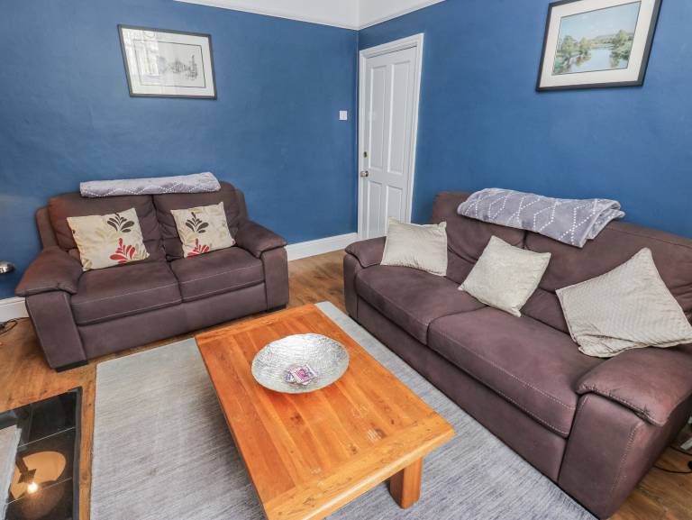 Cottage with garden — photo 4