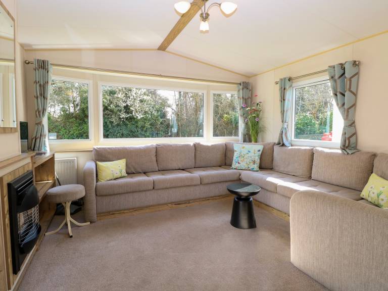 Family-oriented cottage with yard | Pets allowed — photo 3