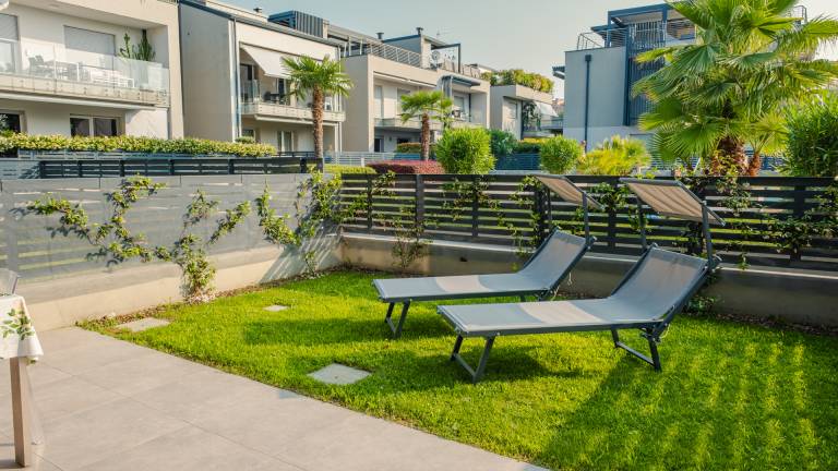 Rental apartment with yard & pool | Garden view — photo 3