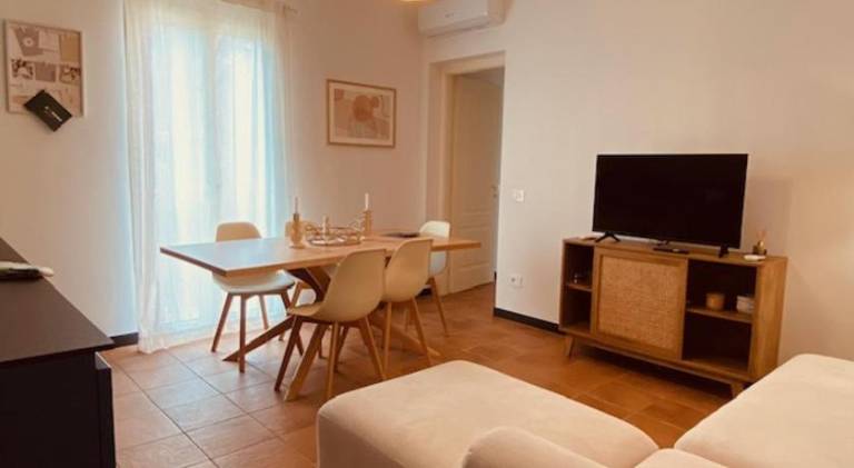 Holiday apartment with yard — photo 2