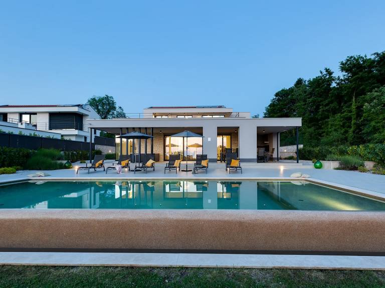 Fully equipped beautiful villa with terrace, hot tub & private pool | Pet-friendly in Porec