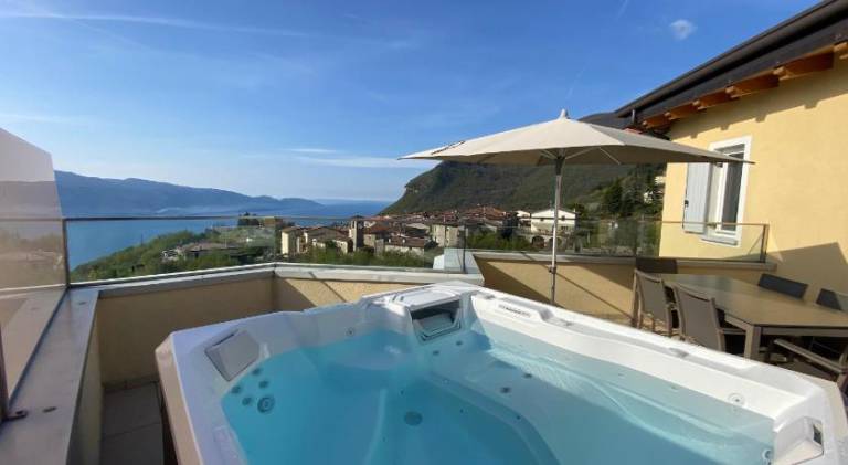 Apartment with patio, pool & yard in Tignale