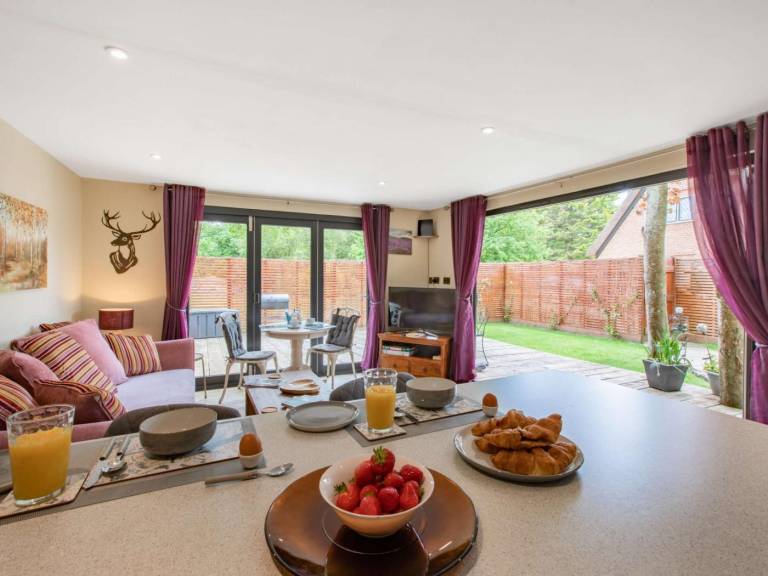 Lovely lodge with hot tub & garden | Pets allowed — photo 3