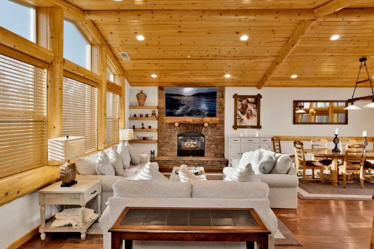 Luxury Morning Star Log Cabin Hot Tub, Firepit, Game Room & Minutes to Skiing — photo 4