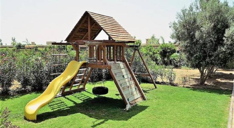 Villa with pool — photo 5