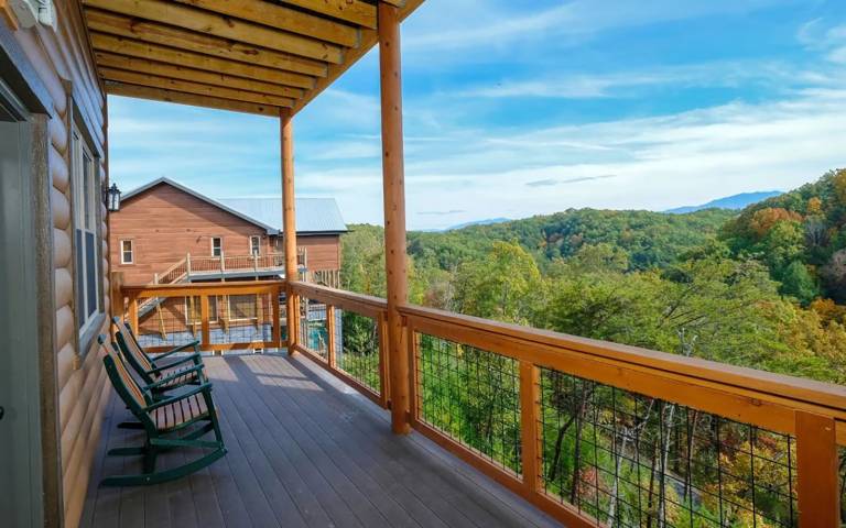 Cabin with jacuzzi, patio & private pool | Mountain view — photo 4
