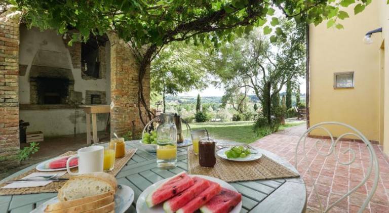 Holiday apartment with pool, yard & grill — photo 4