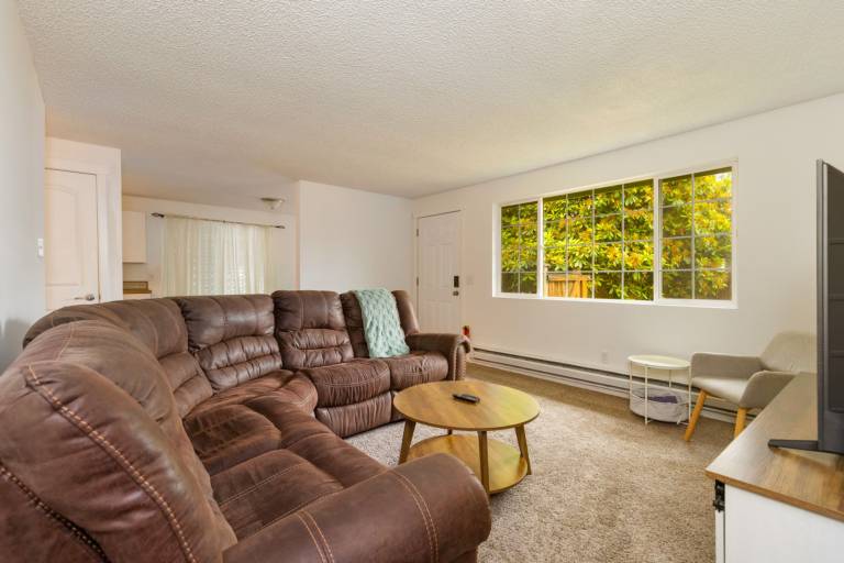 Bright 2BR Lynnwood Retreat