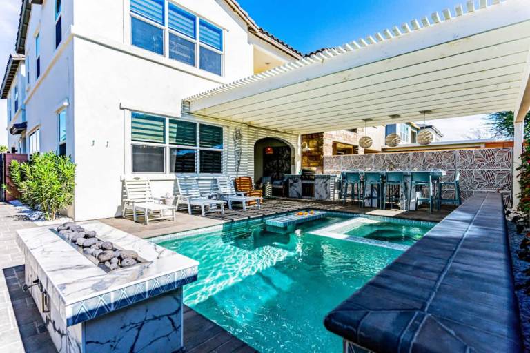 Family-oriented charming house with private pool | Pets are welcome in Indio, CA