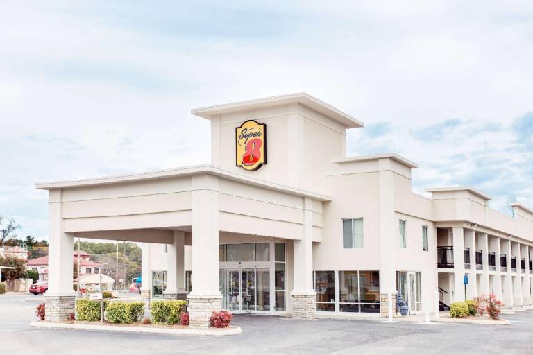 Super 8 By Wyndham Dalton in Dalton, GA