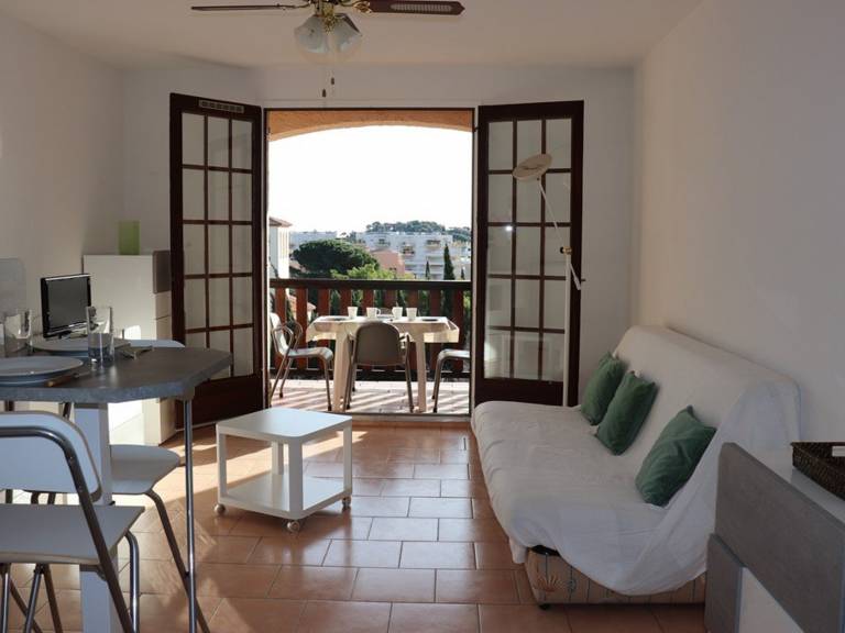 Bright studio-cabin with terrace, parking, near beach — photo 3