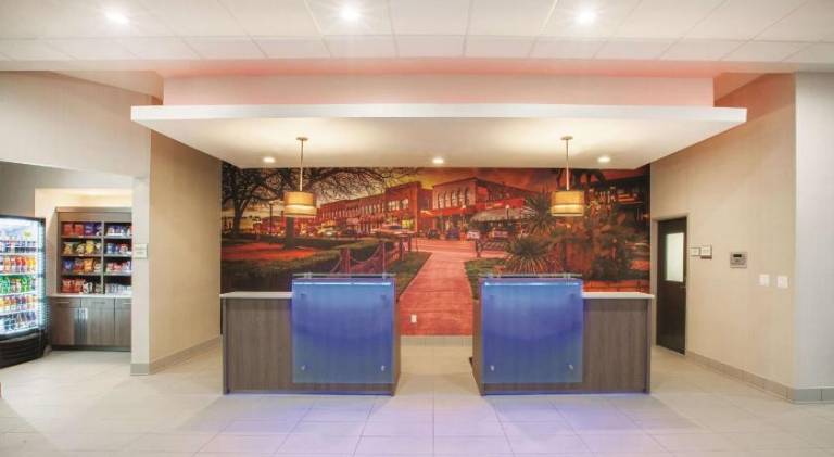 La Quinta Inn & Suites by Wyndham San Marcos Outlet Mall — photo 4