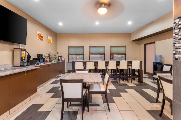 Red Lion Inn & Suites Blue Springs — photo 4