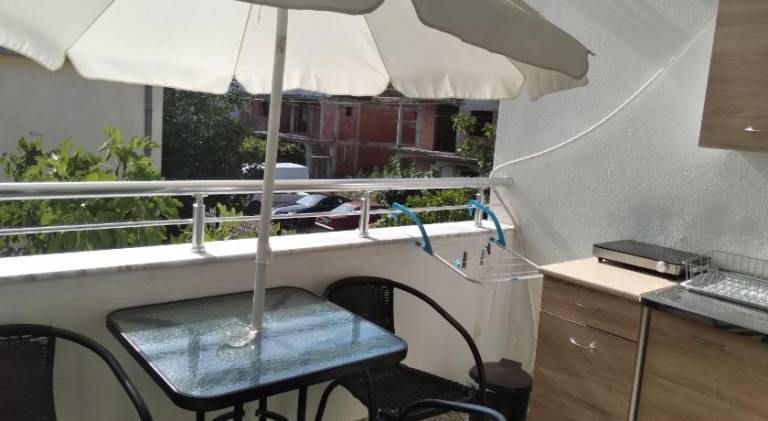 Apartment with patio, barbeque & yard — photo 4