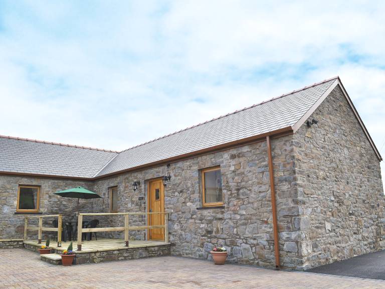 Cottage with terrace — photo 2