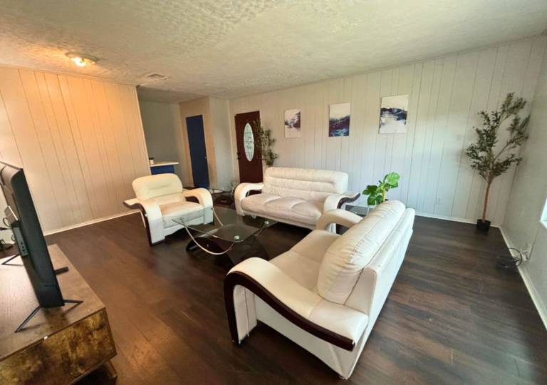 Retro 1BR Near Downtown Quiet & Comfy Stay — photo 3