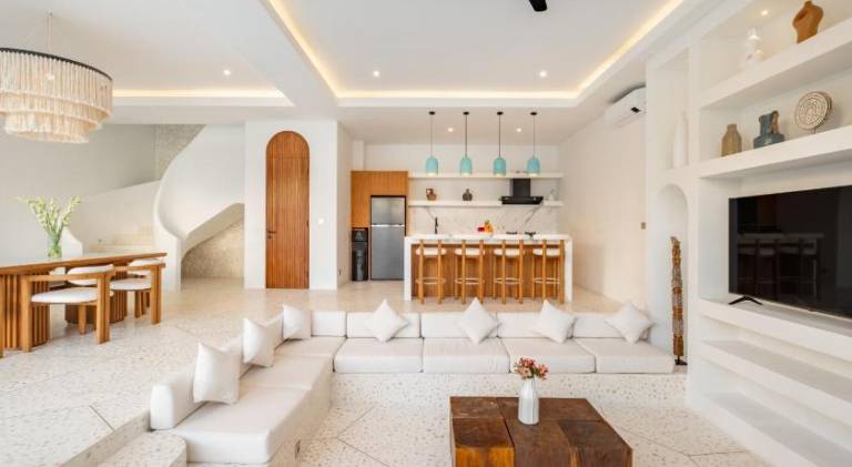 Villa with pool & hot tub — photo 2