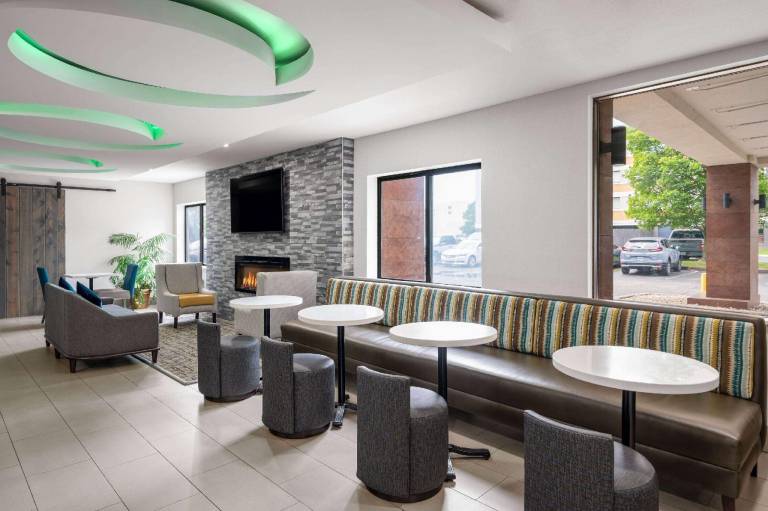 La Quinta Inn by Wyndham Indianapolis Airport Executive Dr — photo 5