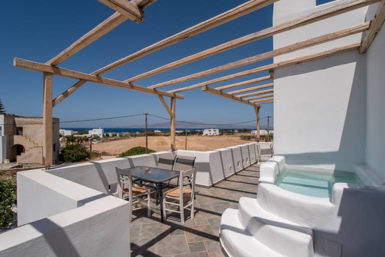 Aparthotel with fast internet, pool & hot tub | Mountain view in Naxos