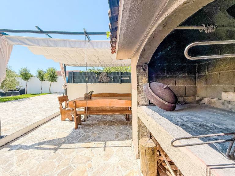 House with grill, yard & patio — photo 5