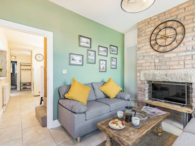Family-friendly cottage with BBQ, yard & hot tub | Pets are welcome — photo 5