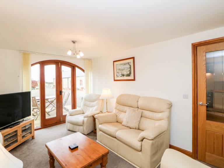 Cottage with yard & jacuzzi — photo 4