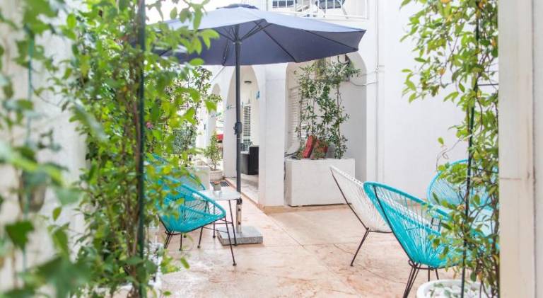 Serviced apartment with terrace & yard — photo 5