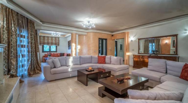 Athena's Holiday Home - Ideal for large groups, by ZanteWize — photo 3