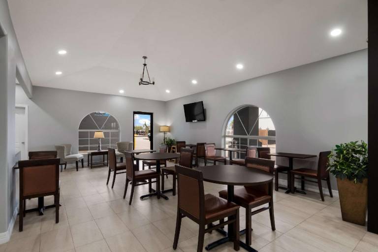 Rodeway Inn & Suites Corpus Christi Northwest — photo 5