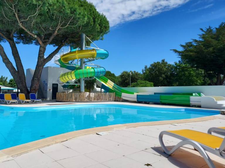 Mobile home with patio & heated pool — photo 3